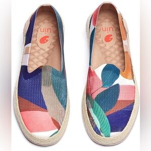 Perfect like new UIN broad leaf knitted walking shoes